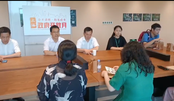 新航娱乐区文化旅游局副局长张国强在座谈会上向市民代表介绍云间会堂文化艺术中心基本情况和展览情况